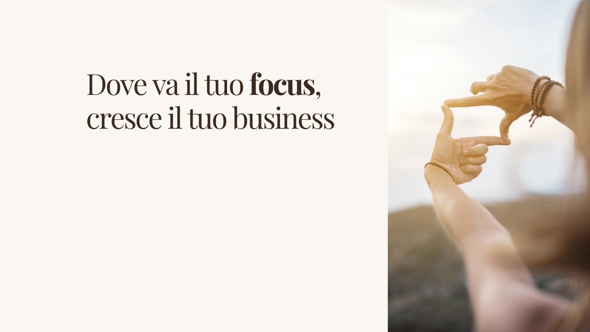 Donna imprenditrice che lavora concentrata sul focus e sulla gestione della propria energia mentale